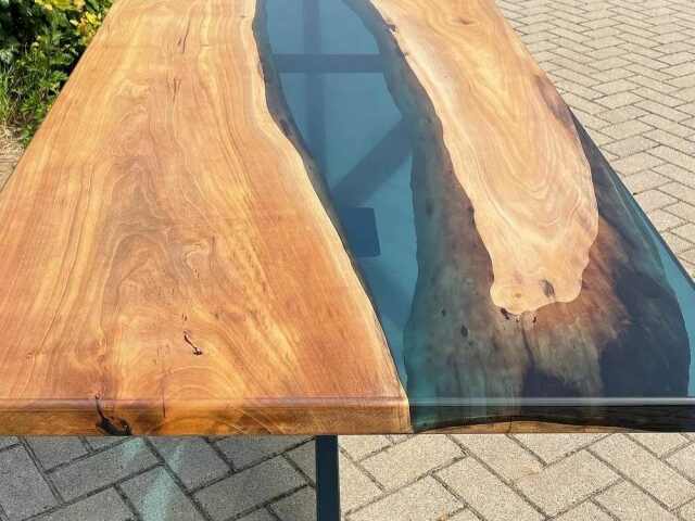 couchtisch aus epoxidharz aus nussbaumholz, hersteller von epoxidtischen, epoxidharz tisch ideen, epoxid tisch 